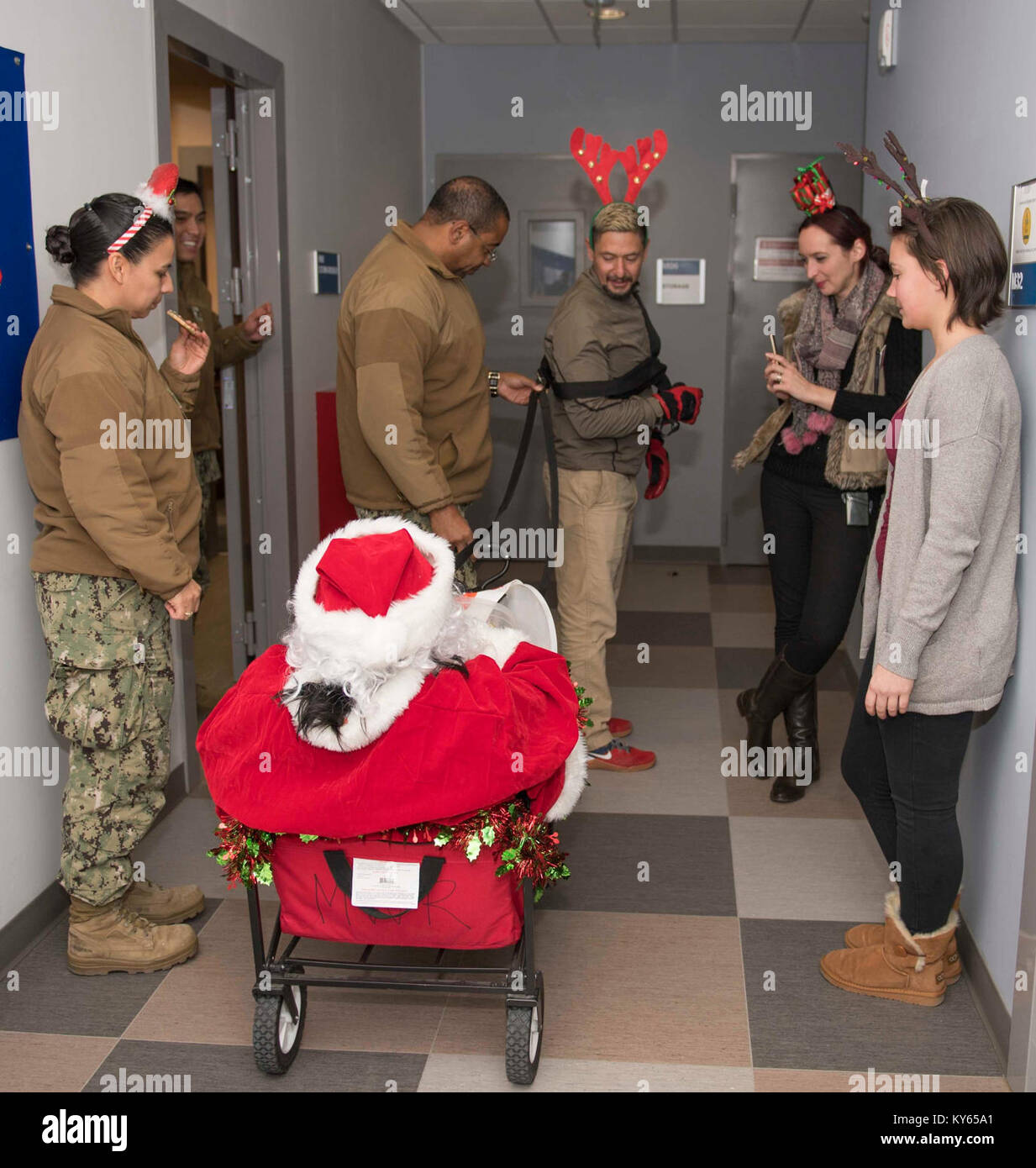 SUPPORT FACILITY DEVESELU, Roumanie (31 déc. 20, 2017) Megan Villapudua, la morale, le bien-être et loisirs à bord des directeur de Soutien (NSF) Deveselu, passe hors des cookies pour marins et civils à bord NSF Deveselu tandis que déguisé en Père Noël. NSF Deveselu AAMDS et Roumanie sont situés dans la base militaire roumaine 99e et jouer un rôle clé dans la défense antimissile balistique en Europe orientale. (U.S. Navy Banque D'Images