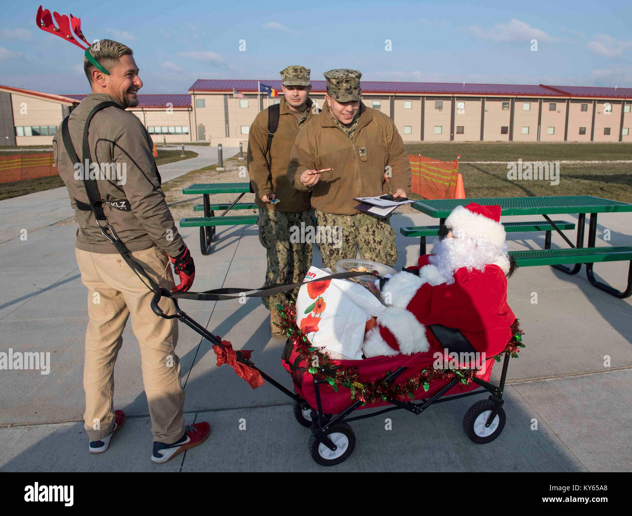 SUPPORT FACILITY DEVESELU, Roumanie (31 déc. 20, 2017) Megan Villapudua, la morale, le bien-être et loisirs à bord des directeur de Soutien (NSF) Deveselu, passe hors des cookies pour marins à bord NSF Deveselu tandis que déguisé en Père Noël. NSF Deveselu AAMDS et Roumanie sont situés dans la base militaire roumaine 99e et jouer un rôle clé dans la défense antimissile balistique en Europe orientale. (U.S. Navy Banque D'Images