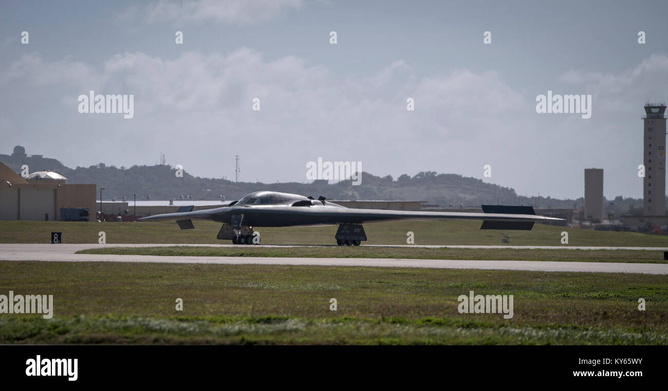 Un B-2 Spirit, affecté à la 509e Bomb Wing, Whiteman Air Force Base, les taxis sur la piste le 8 janvier 2018, à Andersen Air Force Base (AFB), Guam. Environ 200 aviateurs et trois B-2 de spiritueux de Whiteman AFB, Texas, déployés à Andersen AFB à l'appui d'AMÉRICAINES DU PACIFIQUE (PACOM) Bomber et la dissuasion d'assurance mission. Le Commandement stratégique américain bombers font régulièrement des stages dans la région indo-pacifique des États-Unis de mener des opérations d'air dirigé par Mme Pacom, fournissant des dirigeants avec les options de dissuasion pour maintenir la stabilité régionale. Au cours de ce déploiement à court terme, le B-2s effectuera et locaux r Banque D'Images