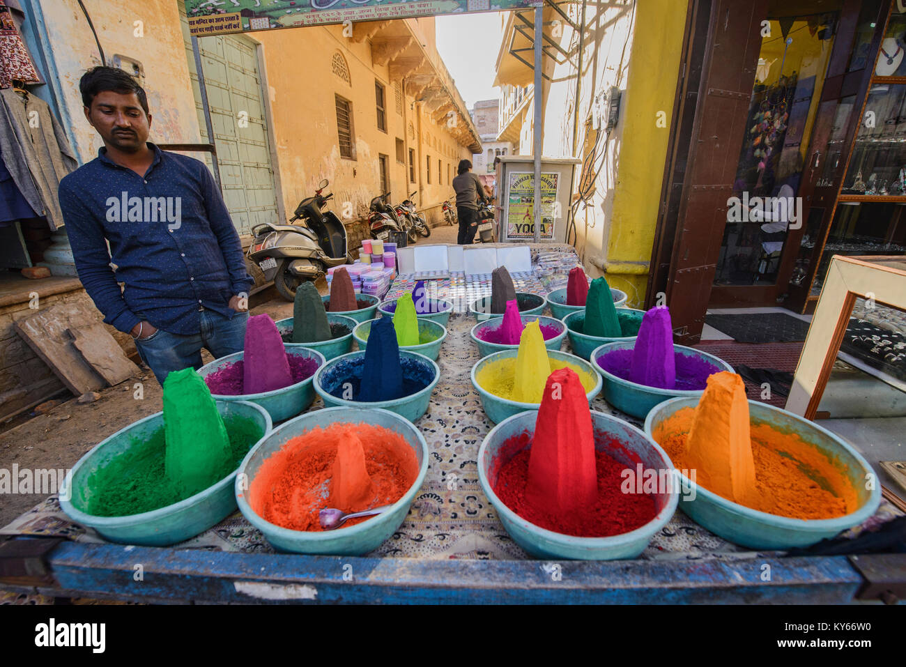 Cônes de couleur de peinture en poudre dans le marché, Pushkar, Rajasthan, India Banque D'Images