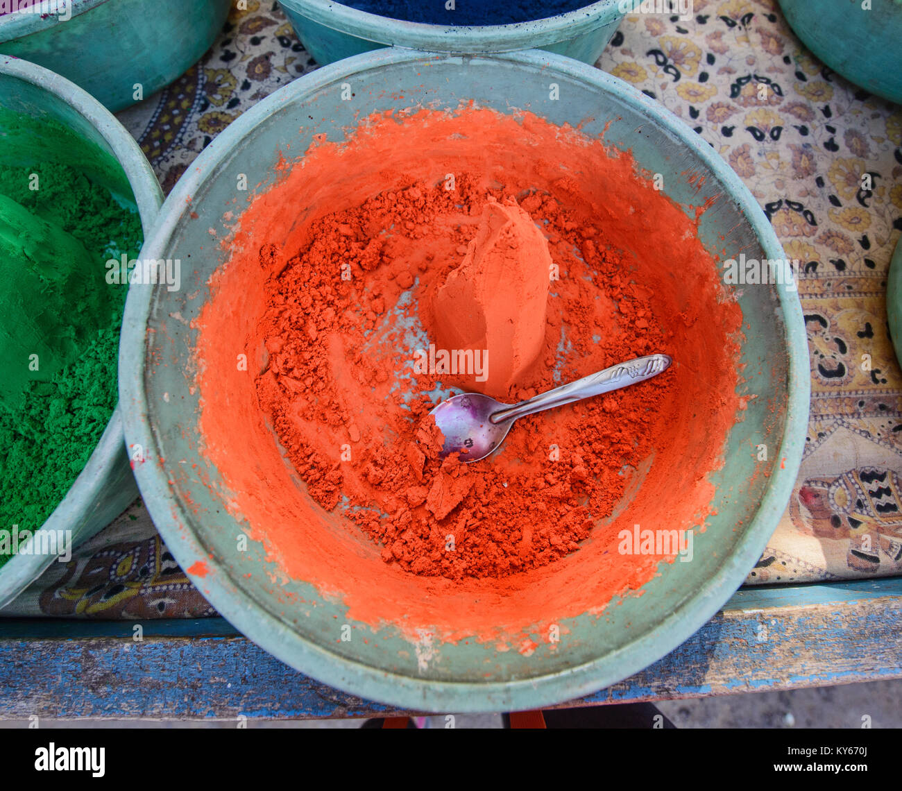 Cônes de couleur de peinture en poudre dans le marché, Pushkar, Rajasthan, India Banque D'Images