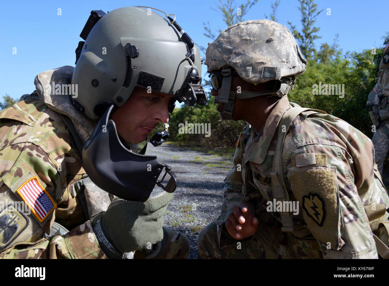 La FPC. L'Amber Oglesby (à droite), un combat medic affecté à la 29e brigade bataillon du génie, 3e Brigade Combat Team, "Broncos", 25e Division d'infanterie, parle d'un UH-60 Black Hawk de l'équipage du Marine Corps à soufflets d'entraînement, New York, le 10 janvier, 2018. Oglesby était plusieurs techniciens médicaux de la 29e BEB la préparation d'une évacuation sanitaire (MEDEVAC) de la formation. ( Banque D'Images