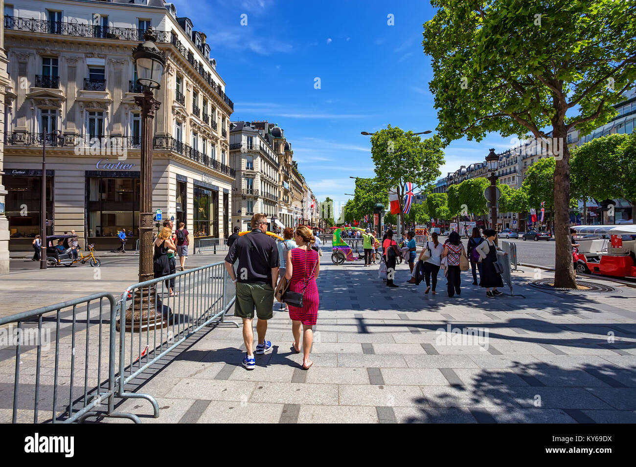 PARIS, FRANCE - JUIN 2014 Ville : rue sur après-midi ensoleillé Banque D'Images