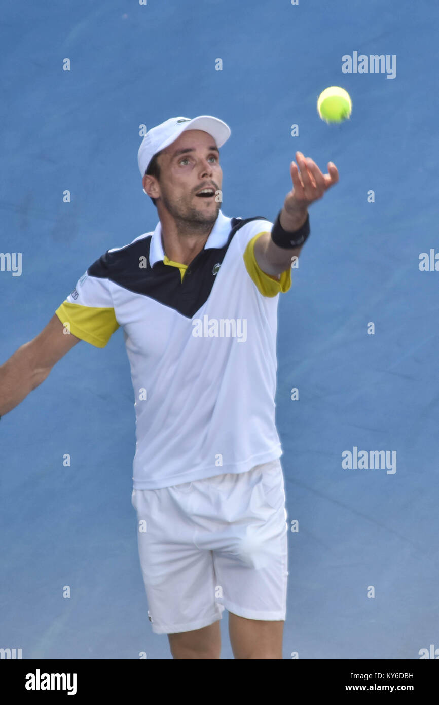 Auckland, Nouvelle-Zélande. 12Th Jan, 2018. Roberto Bautista Agut d'Espagne sert dans sa demi-finale contre Robin Hasse de néerlandais pendant l'ATP tournoi hommes à Auckland, en Nouvelle-Zélande le Jan 12, 2018. e winsover David Ferrer pour se qualifier pour la finale de demain. Il bat Robin Hasse pour avancer dans final demain. Credit : Shirley Kwok/Pacific Press/Alamy Live News Banque D'Images