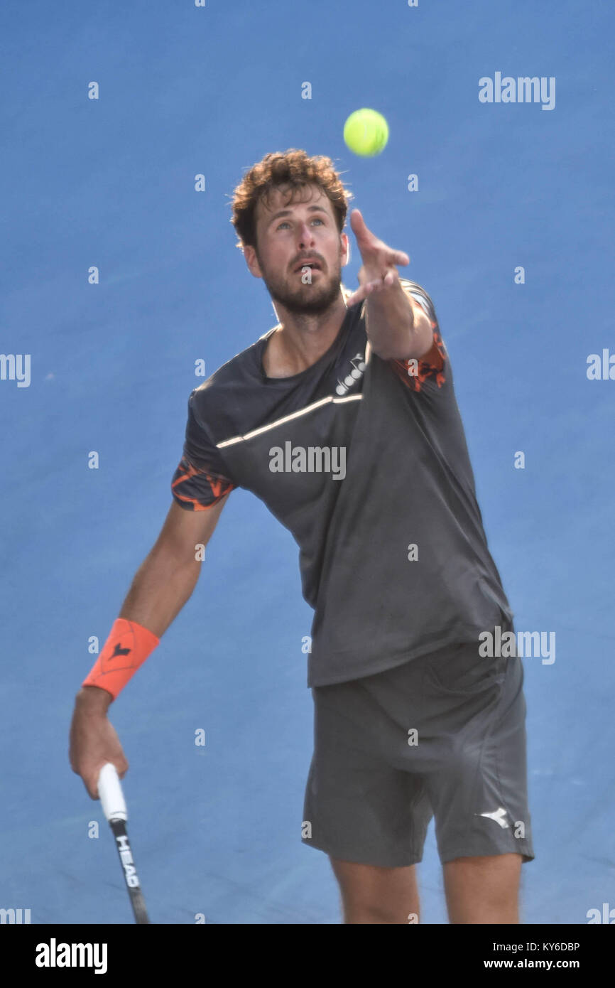 Auckland, Nouvelle-Zélande. 12Th Jan, 2018. Robin Hasse de Dutch sert dans sa demi-finale contre Roberto Bautista Agut d'Espagne au cours de l'ATP tournoi hommes à Auckland, en Nouvelle-Zélande le Jan 12, 2018. e winsover David Ferrer pour se qualifier pour la finale de demain. Credit : Shirley Kwok/Pacific Press/Alamy Live News Banque D'Images