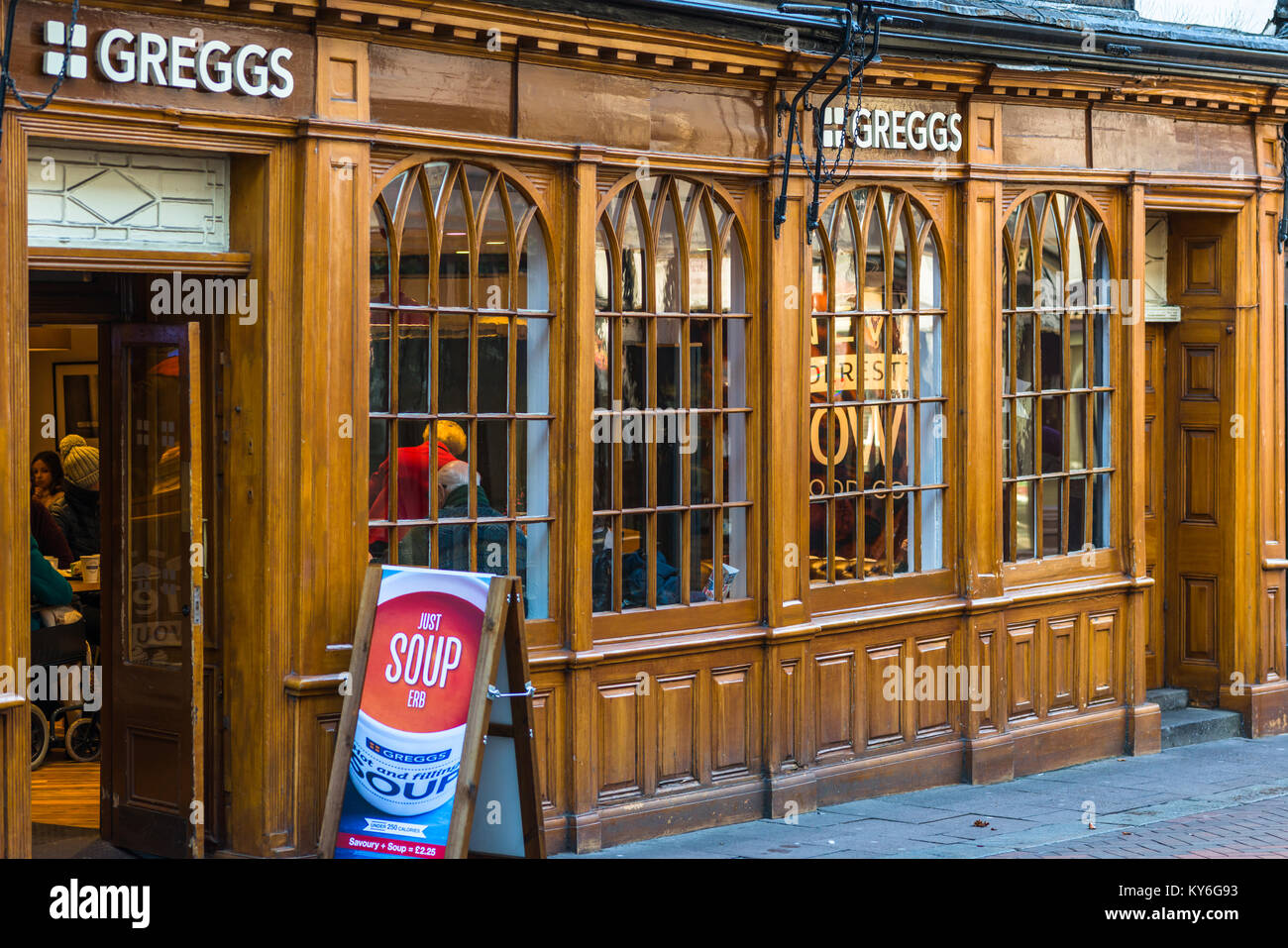 Greggs Bakery des passants à Bury St Edmunds, Suffolk, Angleterre, RU Banque D'Images