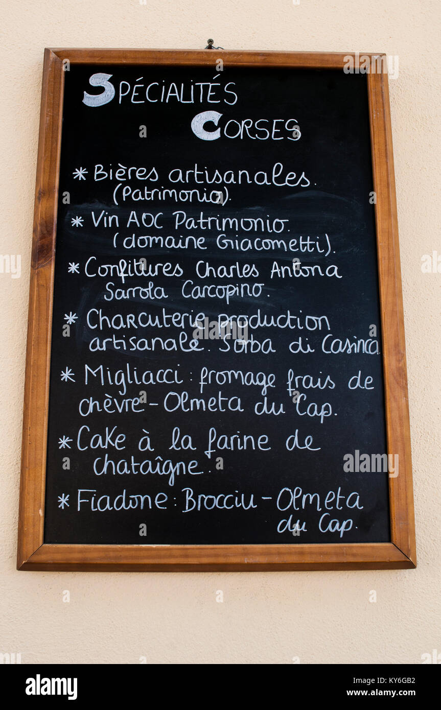 Corse : un tableau noir avec le menu de l'un des restaurants à Nonza, village sur la côte ouest du Cap Corse, perché célèbre citadelle de l'île Banque D'Images