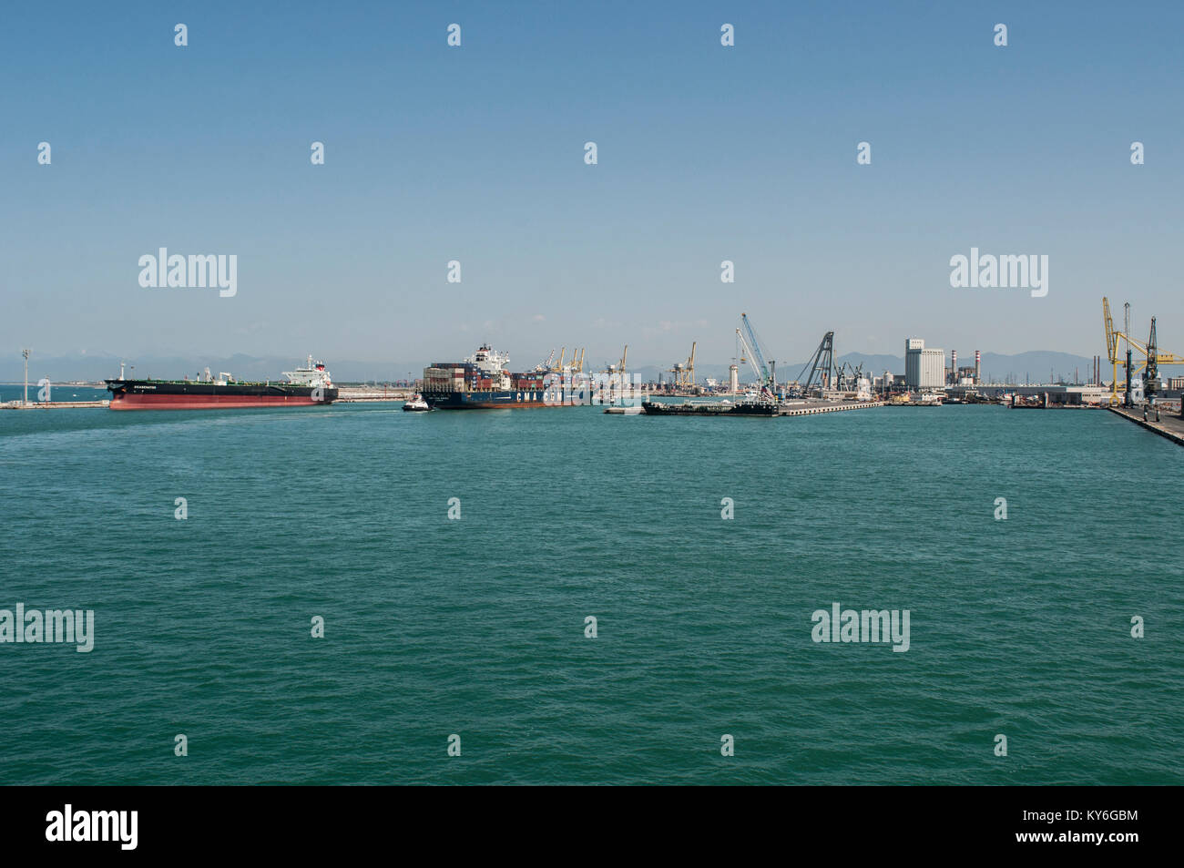Italie : vue sur le port de Livourne, le principal port de la Toscane et l'un des plus importants ports d'Italie et l'ensemble de la Mer Méditerranée Banque D'Images