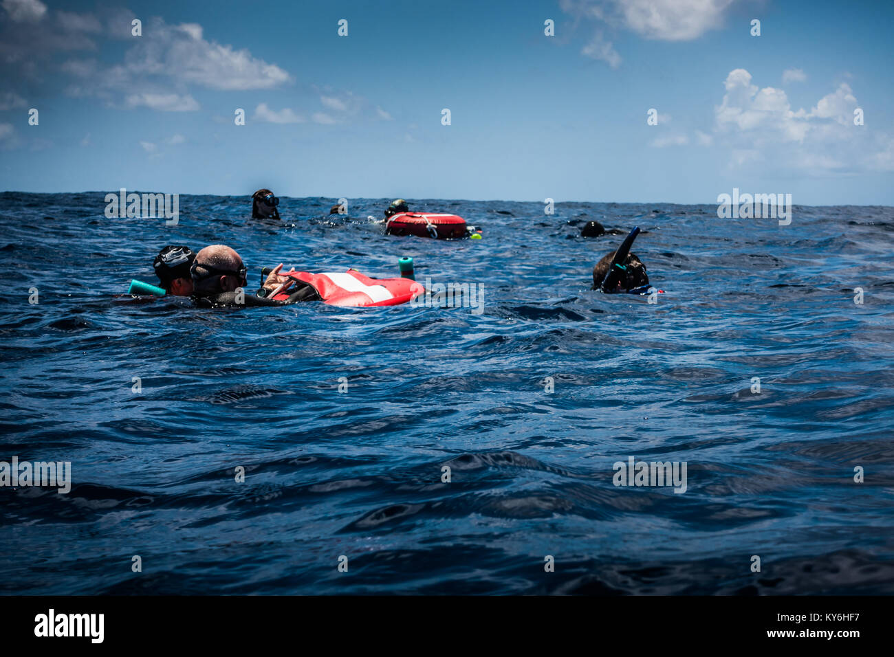 L'île de San Andrés, Colombie   vers mars 2017. Freedivers mangé la surface se prépare à passer à un endroit plus profond pour la plongée dans les Caraïbes Deep Blu Banque D'Images