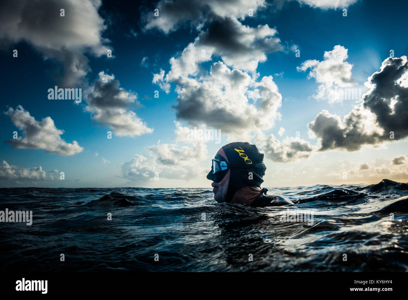 L'île de San Andrés, Colombie   vers mars 2017. Freedivers à la surface au cours d'un magnifique coucher de soleil dans la mer des Caraïbes Banque D'Images