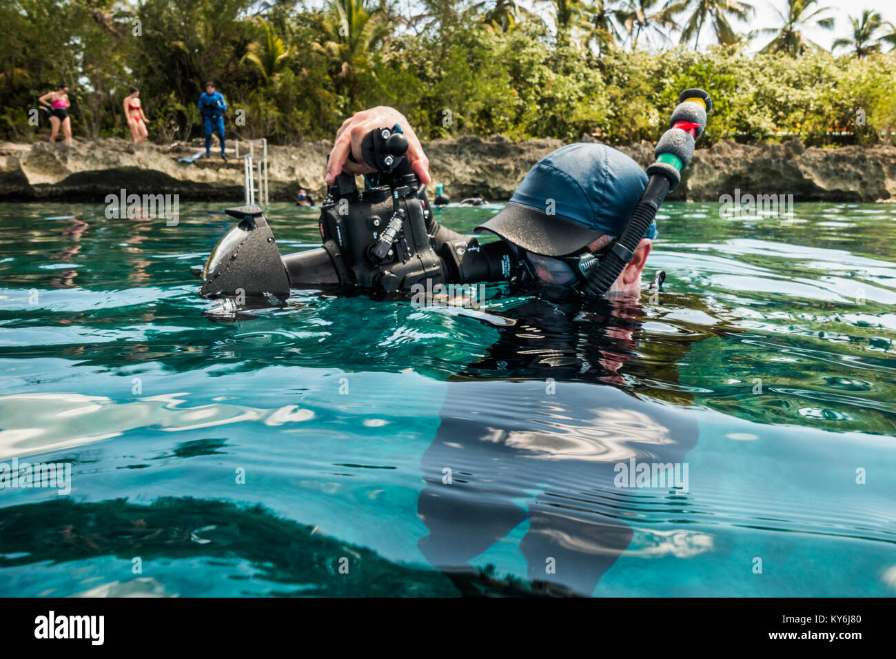 L'île de San Andrés, Colombie   vers mars 2017. Photographe apnéiste avec grande coupole, caisson pour caméra Gopro et dans Caraïbes. Banque D'Images