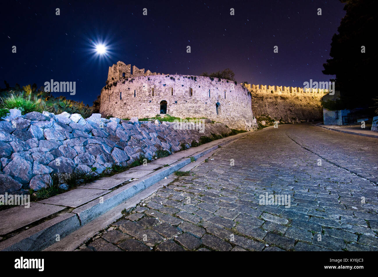 Allumé en vieille ville de Nauplie en Grèce avec des toits, petit port, le château de bourtzi, forteresse de Palamède de nuit. Banque D'Images