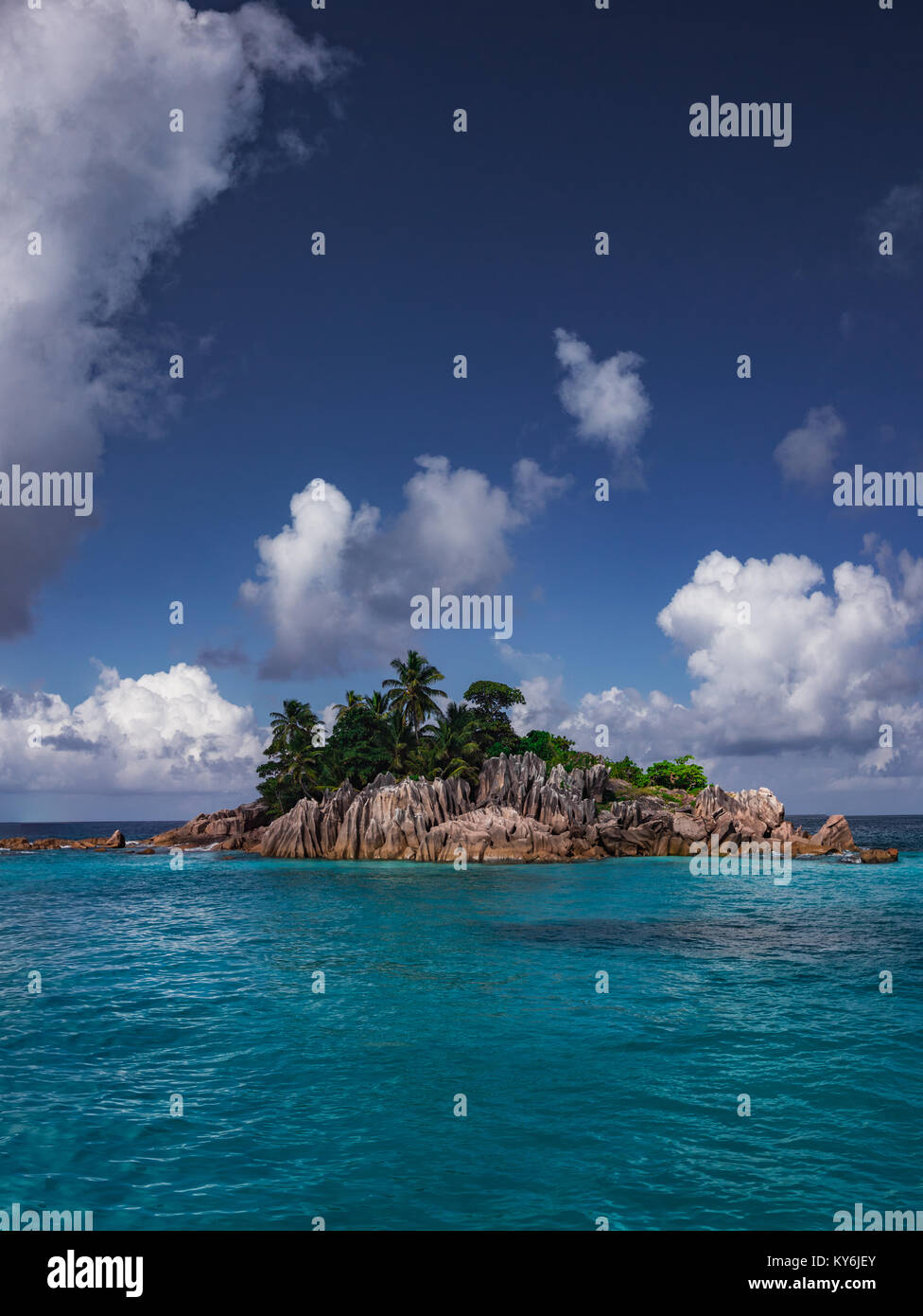 Île Saint-Pierre aux Seychelles, lieu idéal pour la plongée et prendre des photos de carte postale Banque D'Images