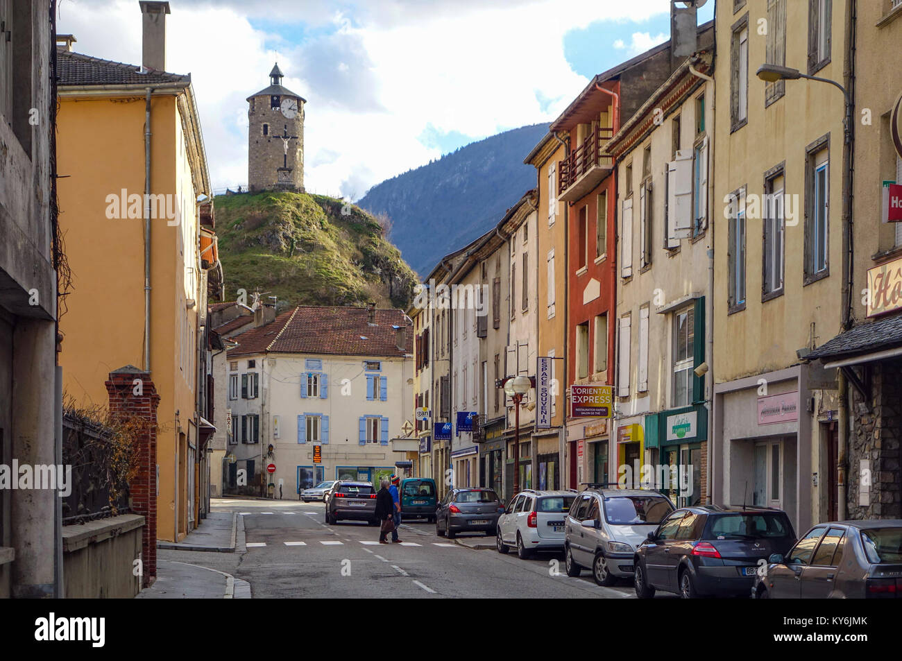 Rue avec de vieilles maisons et tour de l'horloge sur hill, Tarascon sur Ariège, France Banque D'Images