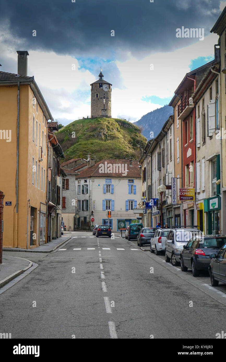 Rue avec de vieilles maisons et tour de l'horloge sur hill, Tarascon sur Ariège, France Banque D'Images