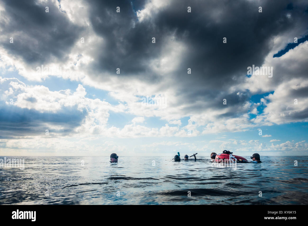 L'île de San Andrés, Colombie   vers mars 2017. Freedivers en surface de se préparer à passer à un endroit plus profond pour la plongée dans les Caraïbes Deep Blue Banque D'Images