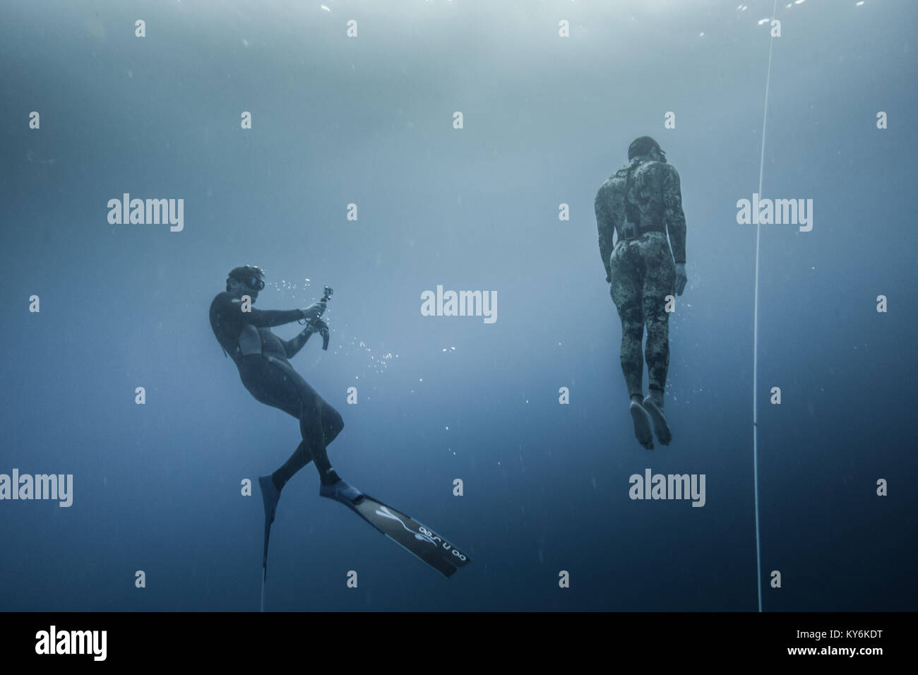 L'île de San Andrés, Colombie   vers mars 2017. Freediver et son plongeur de sécurité de la plongée et à la suite de la ligne de vie à tous les temps dans le bleu profond de San Banque D'Images