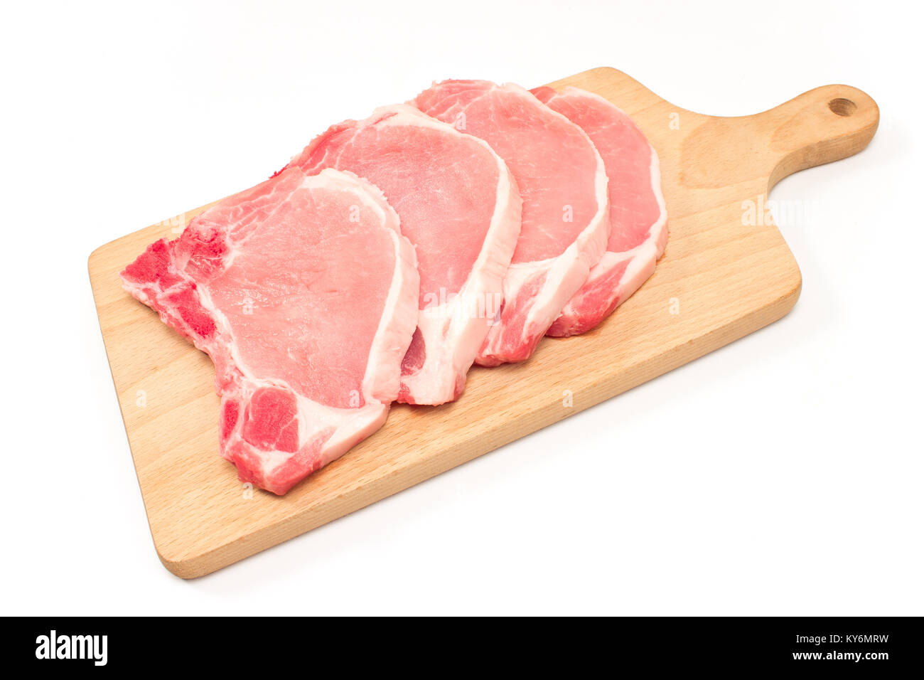 La viande de porc cru on cutting board isolated on white Banque D'Images