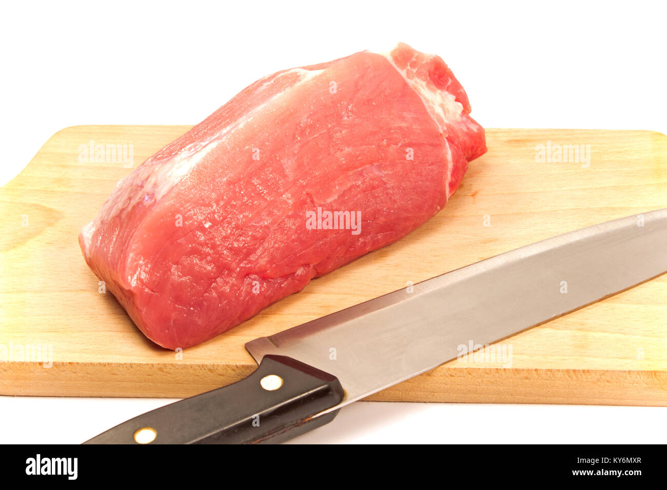 La viande de porc sur une planche à découper avec couteau sur fond blanc Banque D'Images