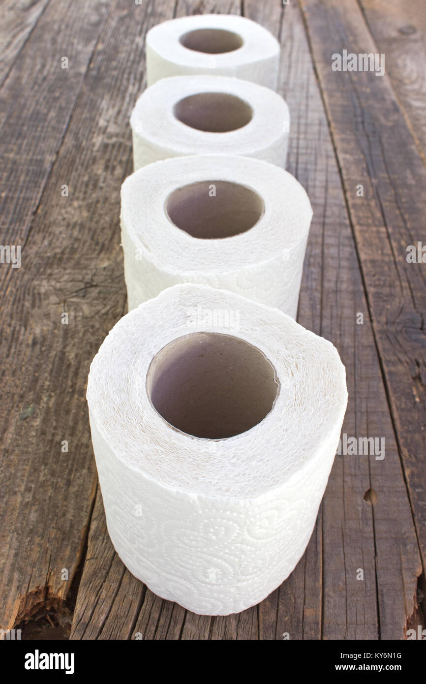 Des rouleaux de papier de toilette sur fond de bois Banque D'Images