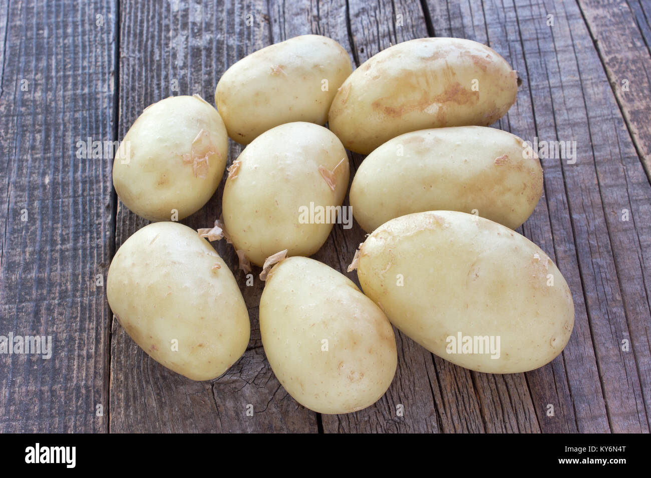 Pommes sur fond woooden jeunes Banque D'Images