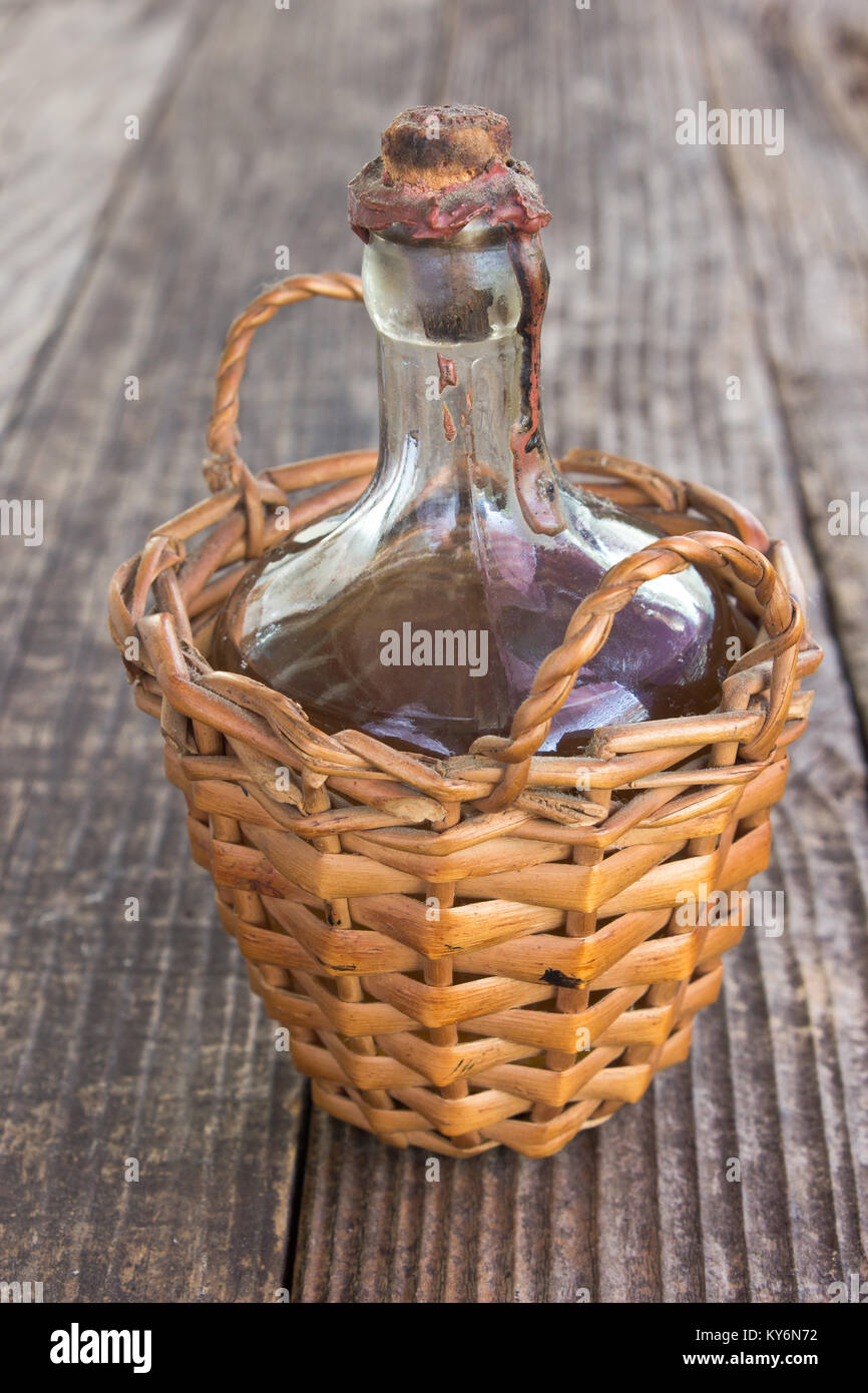 Vieille bouteille scellée de vin blanc sur fond de bois Banque D'Images