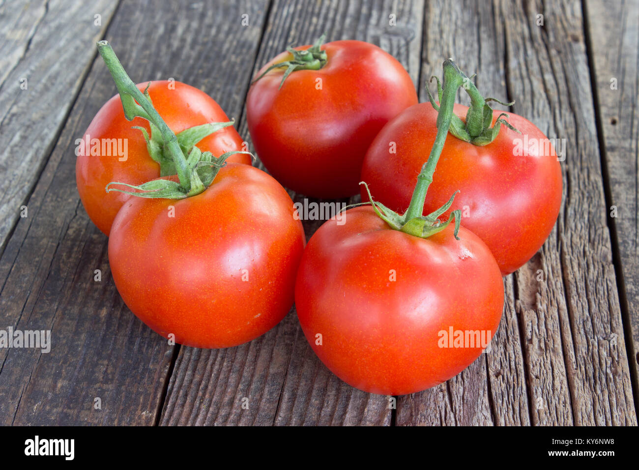 Tomate sur fond de bois vieux Banque D'Images
