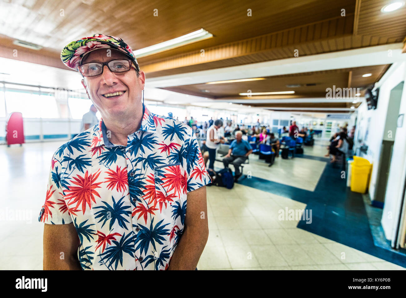 L'île de San Andrés, Colombie   vers mars 2017. Portrait d'un super beau jeune adulte avec palmier Shirt et chapeau dans la salle d'attente à l'un San Banque D'Images