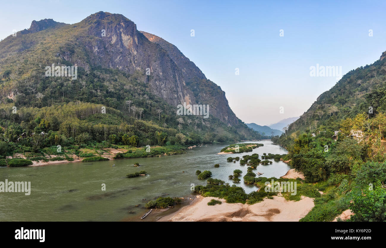 Riverside tourné sur la rivière Nam Ou de Nong Khiaw, Laos Banque D'Images