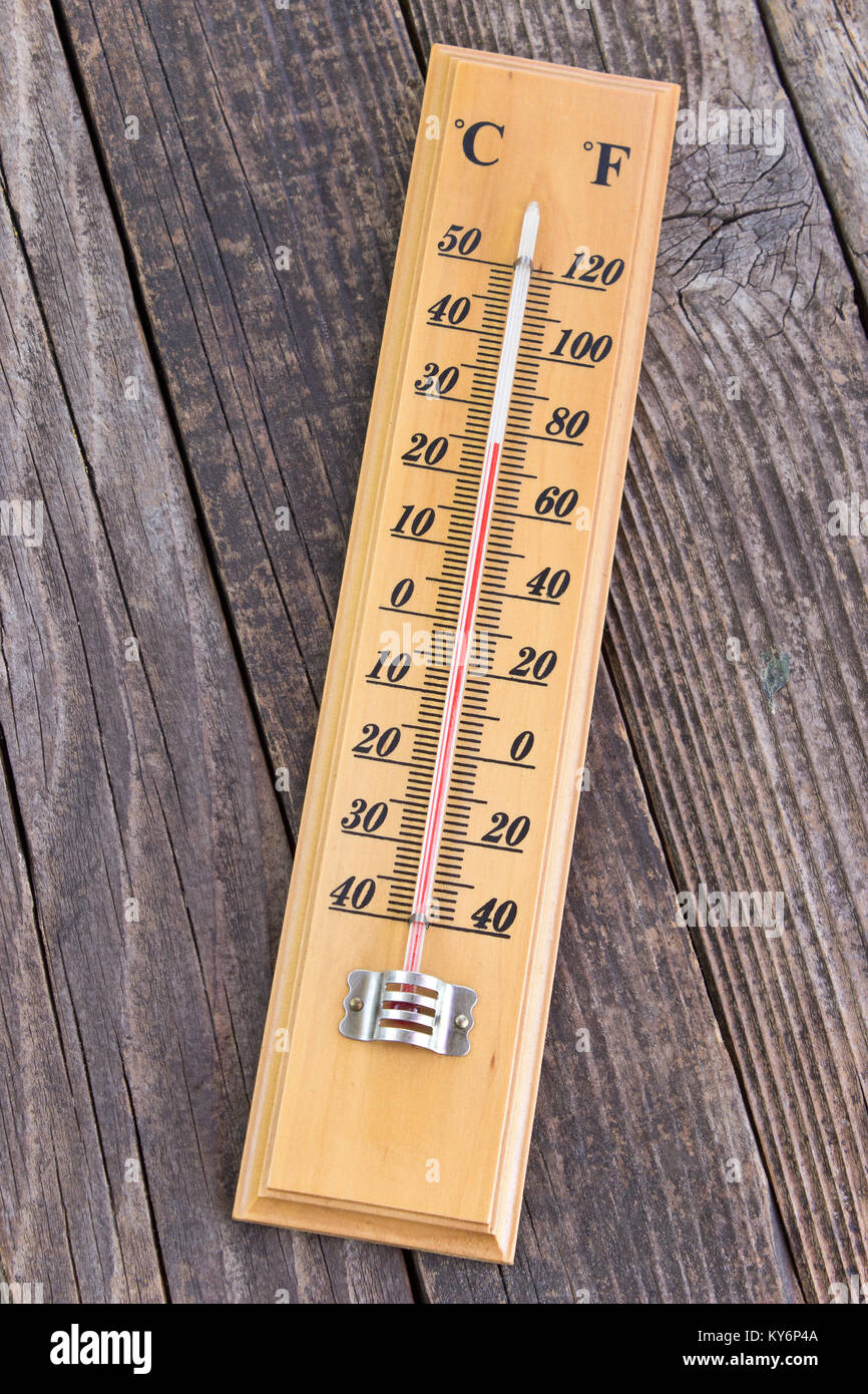 Thermomètre sur vieux fond de bois Banque D'Images