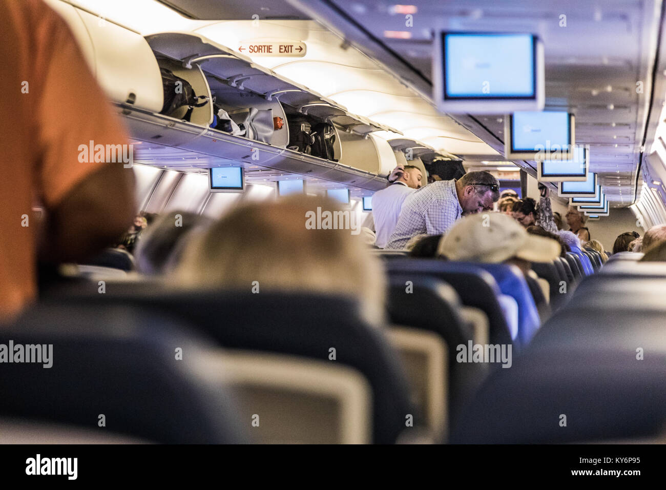 Montréal, Canada   vers mars 2017. Retour avion bondé de San Andres, Colombie avec Air Transat Company Banque D'Images Montréal, Canada   vers mars 2017. Retour avion bondé de San Andres, Colombie avec Air Transat Company Banque D'Images