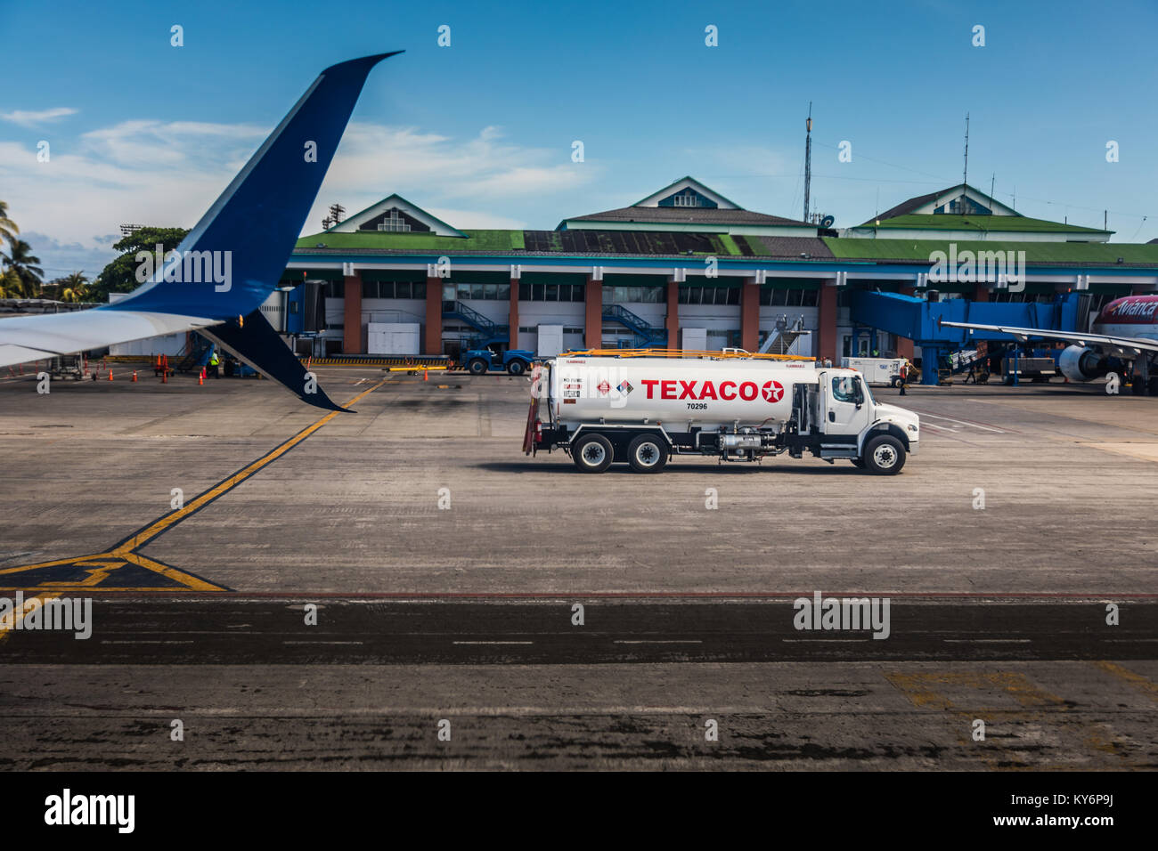 L'île de San Andrés, Colombie   vers mars 2017. Texaco camion-citerne de carburant sur la piste de l'aéroport de San Andres, Colombie Banque D'Images