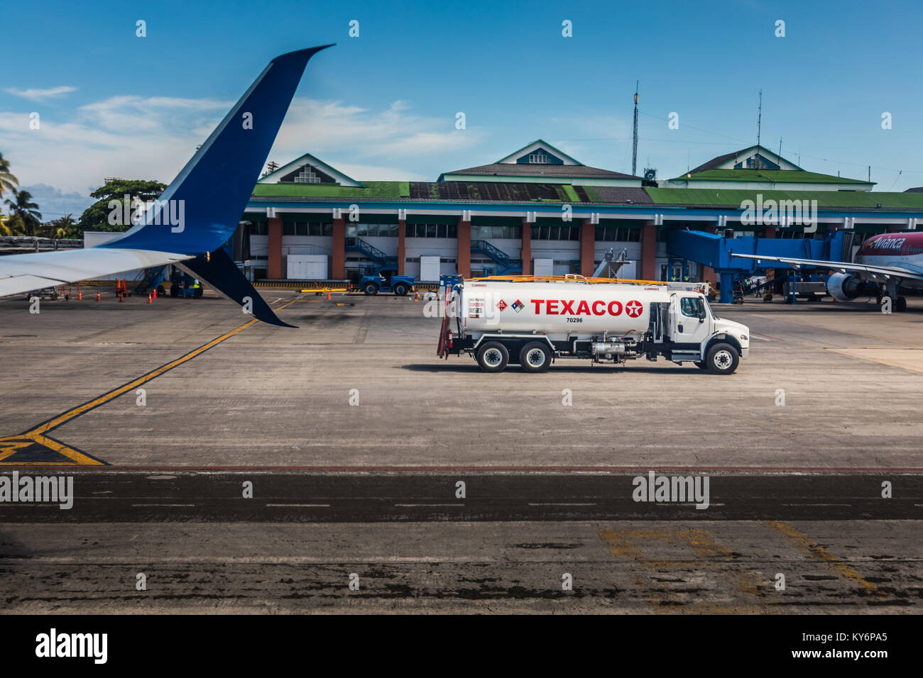 L'île de San Andrés, Colombie   vers mars 2017. Texaco camion-citerne de carburant sur la piste de l'aéroport de San Andres, Colombie Banque D'Images