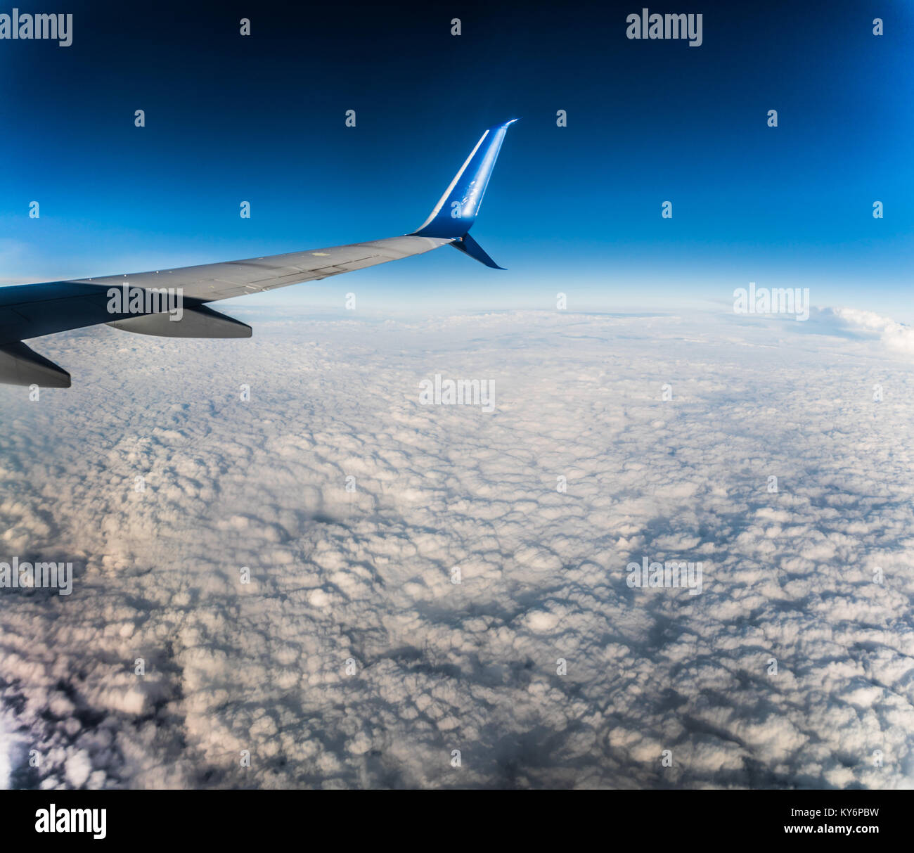 L'île de San Andrés, Colombie   vers mars 2017. .Air Transat et l'aile à réaction dans le ciel bleu cloudscape blanc à partir de la fenêtre d'avion. Banque D'Images