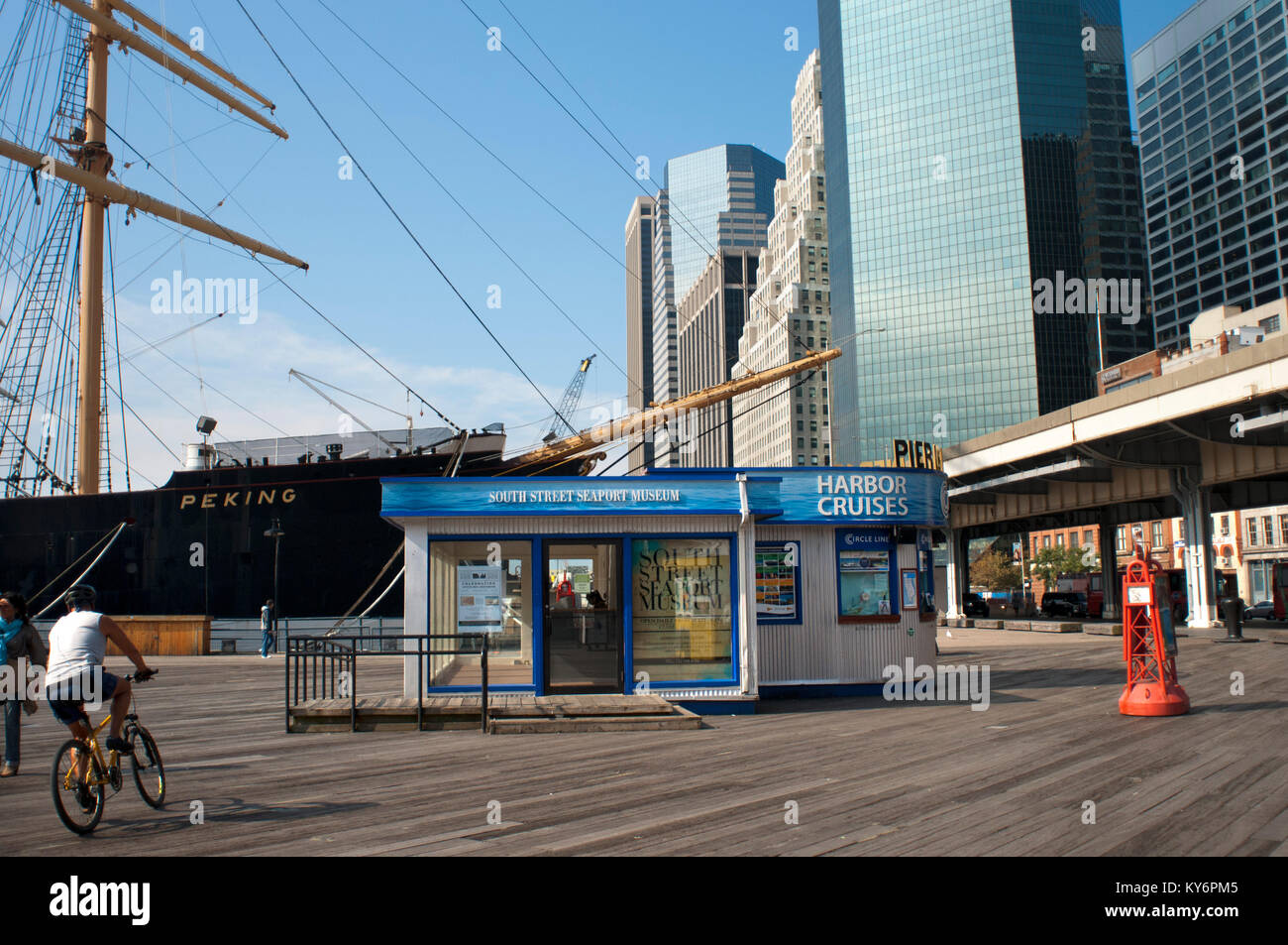 South Street Seaport Museum et au Pier 15, 16 et 17. Lower Manhattan, New York City, United States. Banque D'Images