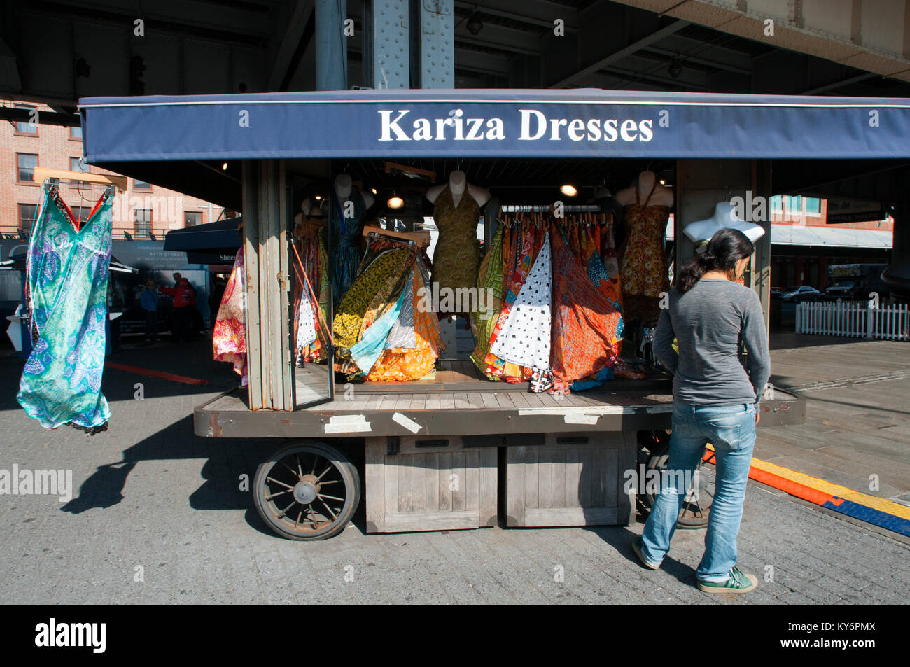 Kariza robes de South Street Seaport et Pier 15, 16 et 17. Lower Manhattan, New York City, United States. Banque D'Images