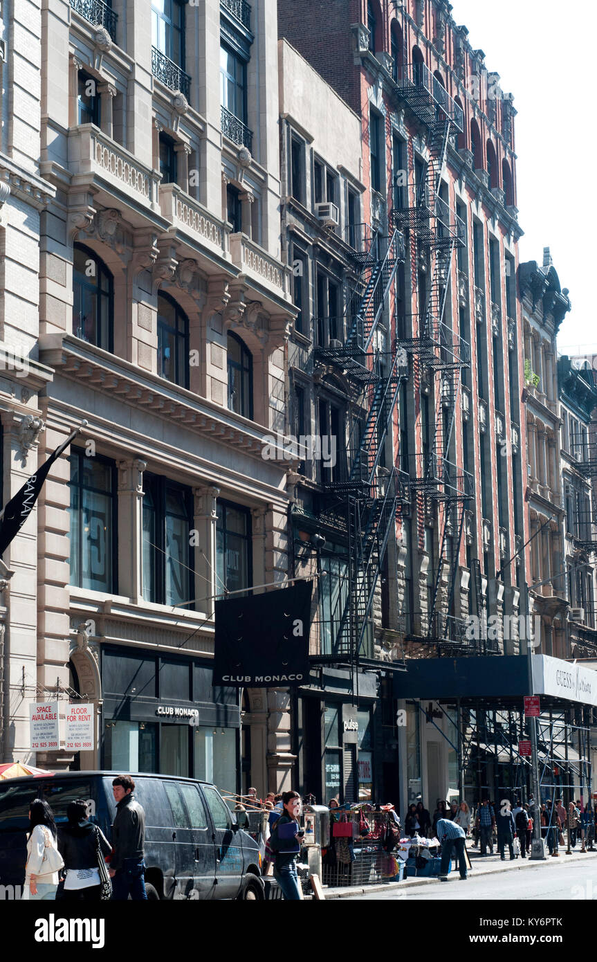 Club Monaco et suppose que stocker dans le quartier Soho de New York et façades d'Ho-Cast, quartier historique de fer, NYC Banque D'Images