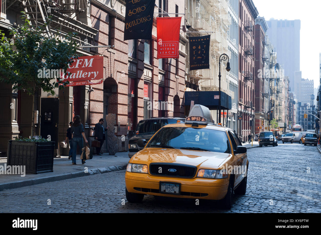 Taxi et le CFM Gallery à Soho, New York USA Banque D'Images