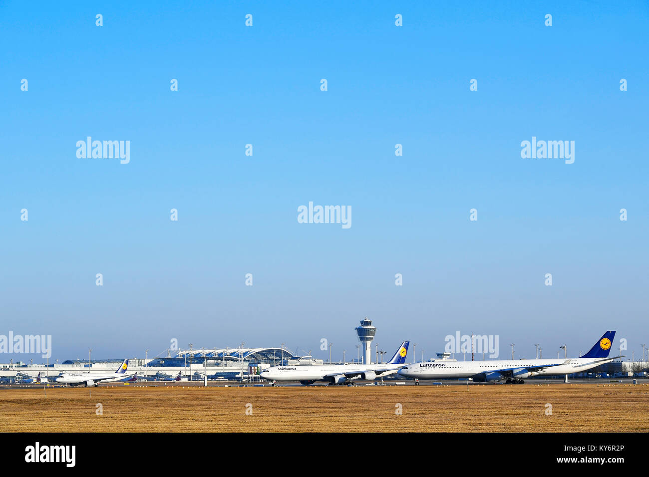 1x Lufthansa Airbus A 320 et 2x Lufthansa Airbus A340-600, avion, avion, avion, compagnies aériennes, airways, rouleau, in, out, l'aéroport de Munich, Banque D'Images