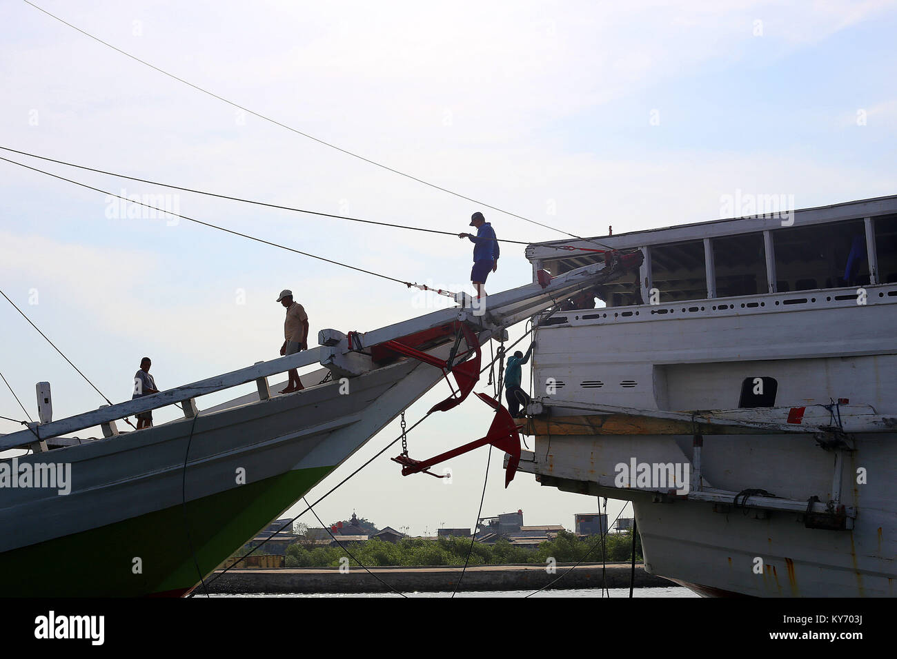 Sunda Kelapa est l'ancien port de Jakarta lorsque du fret peut être vu chargé de et vers le deux-mâts Pinisi distinctif la marine à voile. Banque D'Images