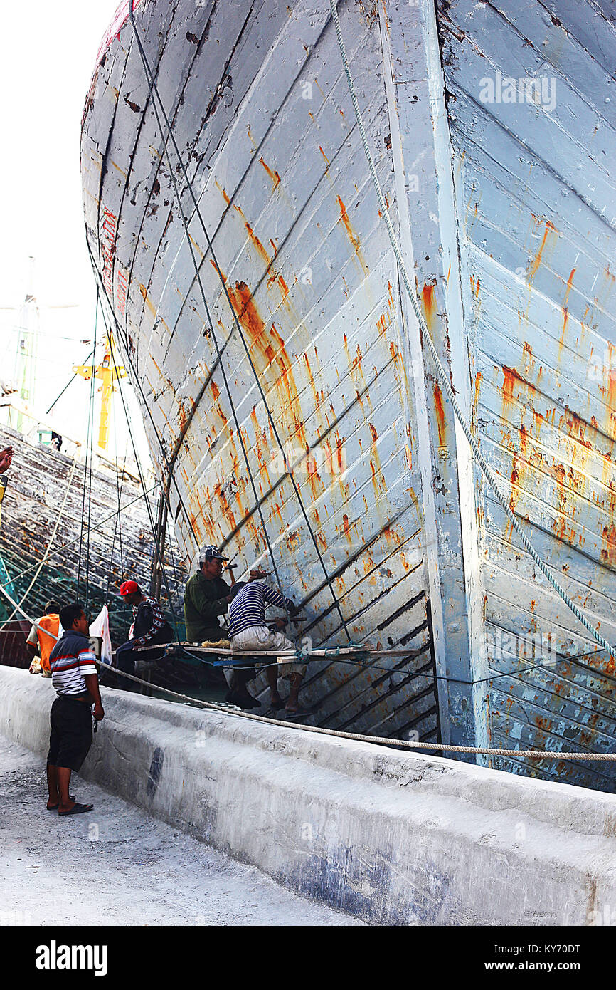 Sunda Kelapa est l'ancien port de Jakarta lorsque du fret peut être vu chargé de et vers le deux-mâts Pinisi distinctif la marine à voile. Banque D'Images