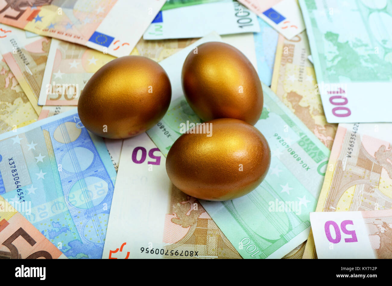 Les oeufs d'or portant sur un lit d'Euros Banque D'Images