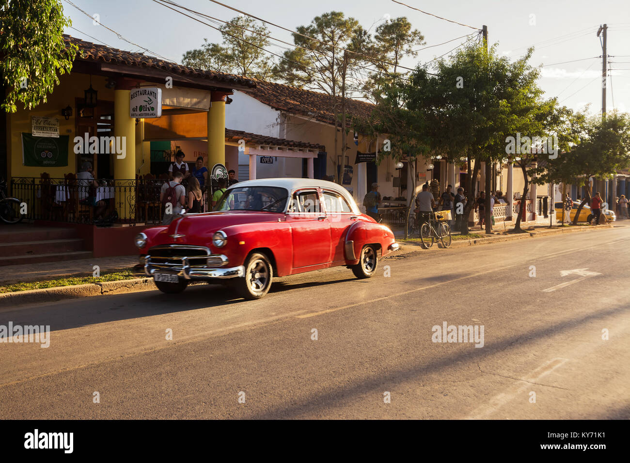 Viñales, Cuba - décembre 5, 2017 : Ancien Années 1950 voiture garée dans la rue centrale de Vinales Banque D'Images