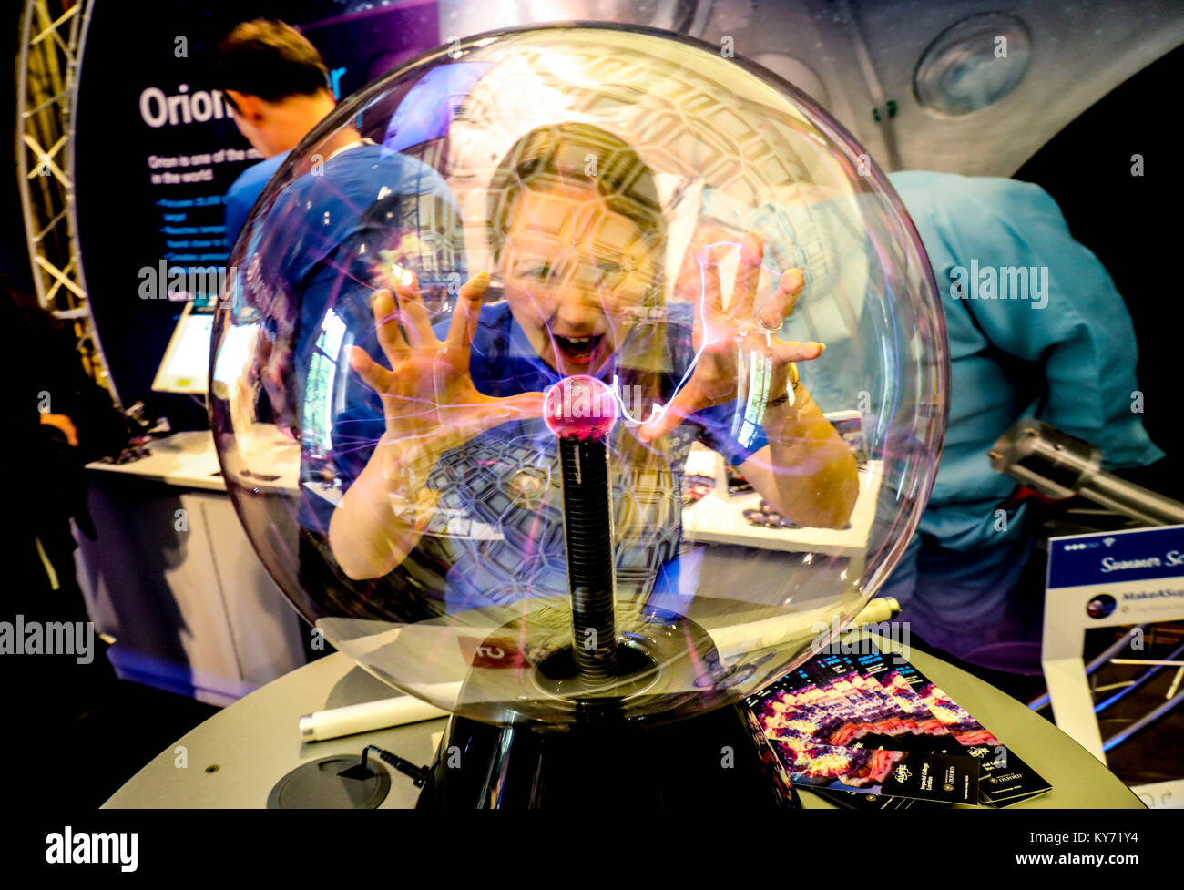 Pic montre : Programme scientifique Nucléaire Laser Orion Jose Coltman - de l'AWE Atomic Weapons Establishment - pose avec une balle de plasma au Roy Banque D'Images