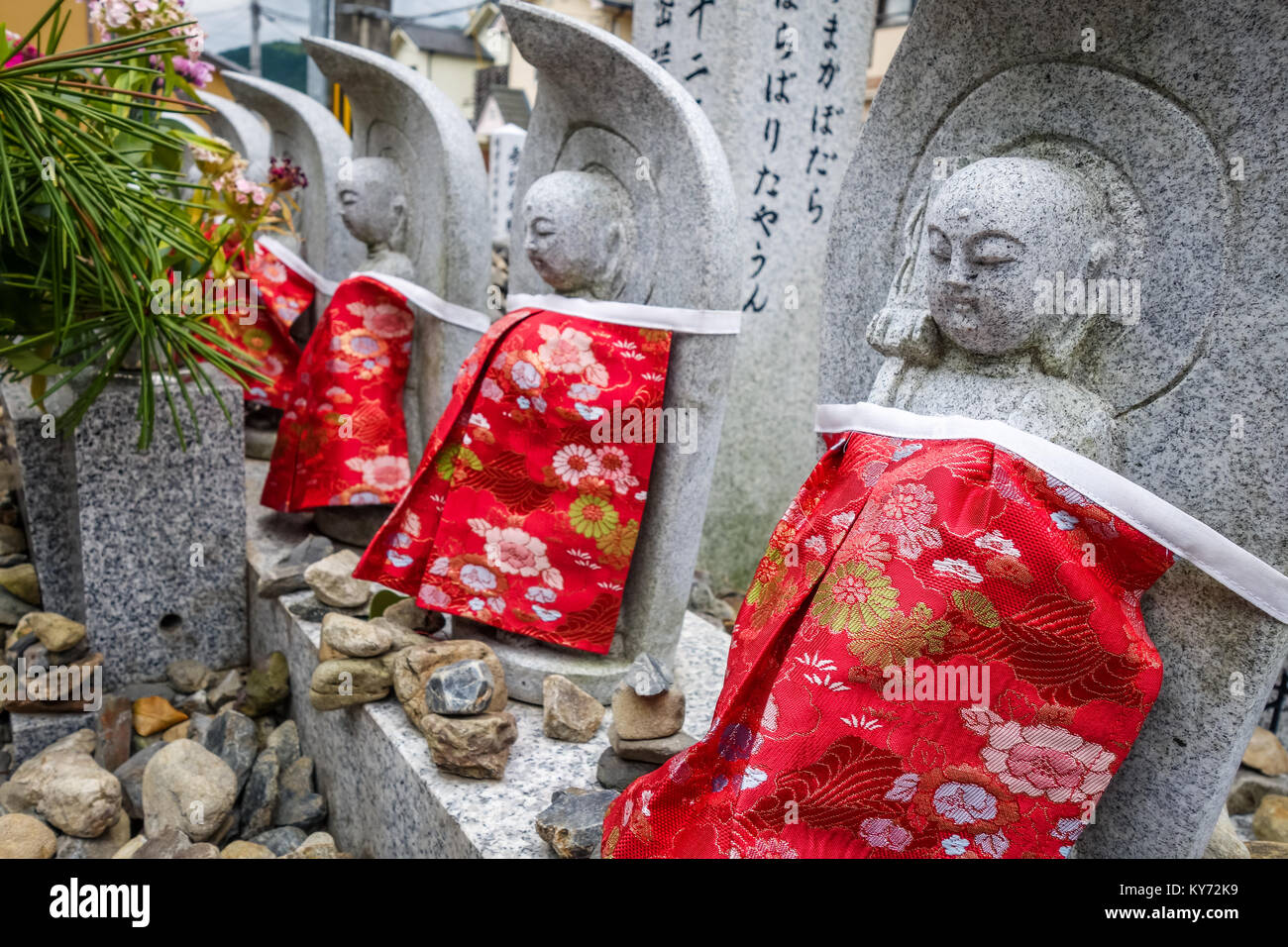 Statues Jizo avec red bavoirs dans temple Arashiyama, Kyoto, Japon Banque D'Images