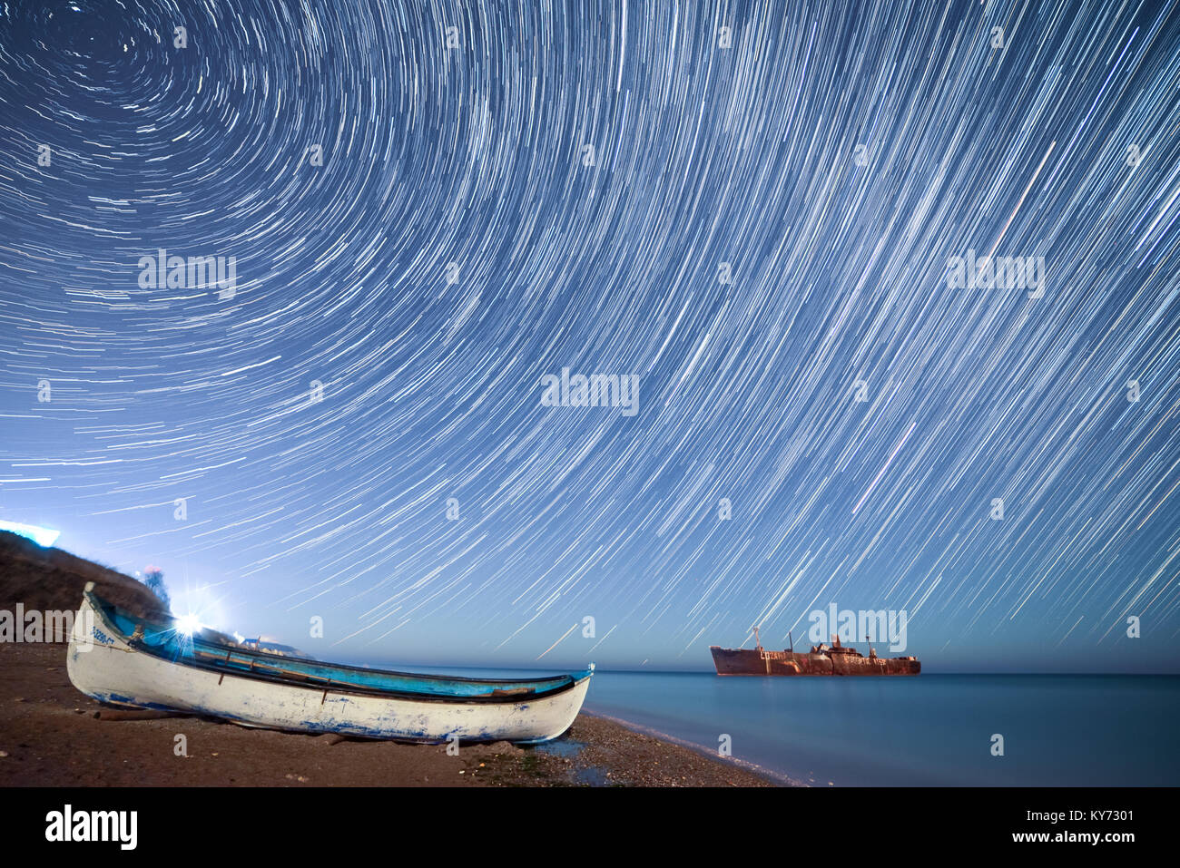 Belle star trails avec un naufrage grecque Evangelia sur la rive de la mer Noire près de Costinesti, Roumanie. Banque D'Images