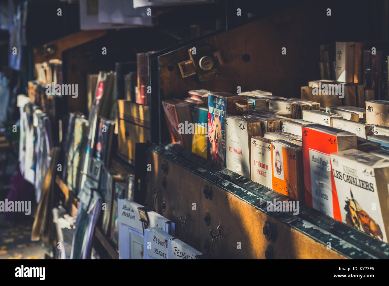 Blocage de libraires situé sur le quai de Montebello, près de la cathédrale de Notre-Dame, Paris. Bouquinistes en français. Banque D'Images