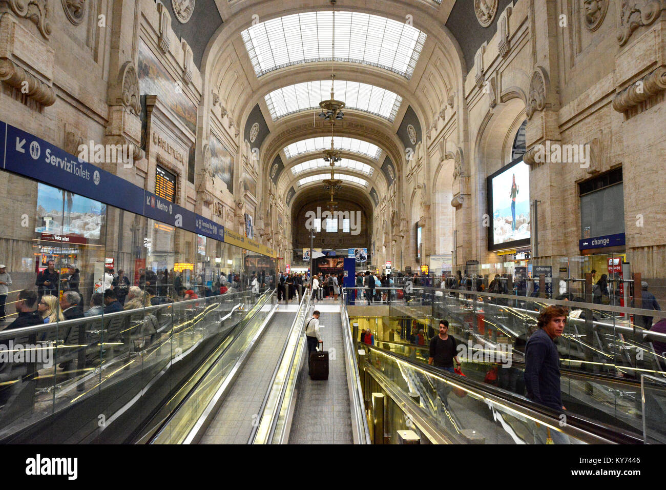 Les passagers et l'architecture de la gare centrale de Milan (Milano