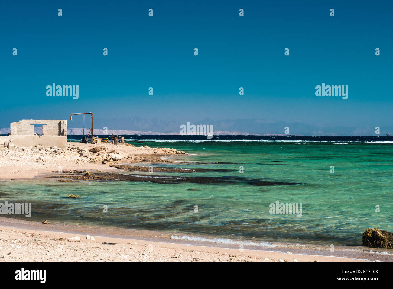 La maison en ruines avec de vieilles structures en métal sur le bord de la mer. Mer Rouge, à Sharm El Sheikh, Egypte. Banque D'Images