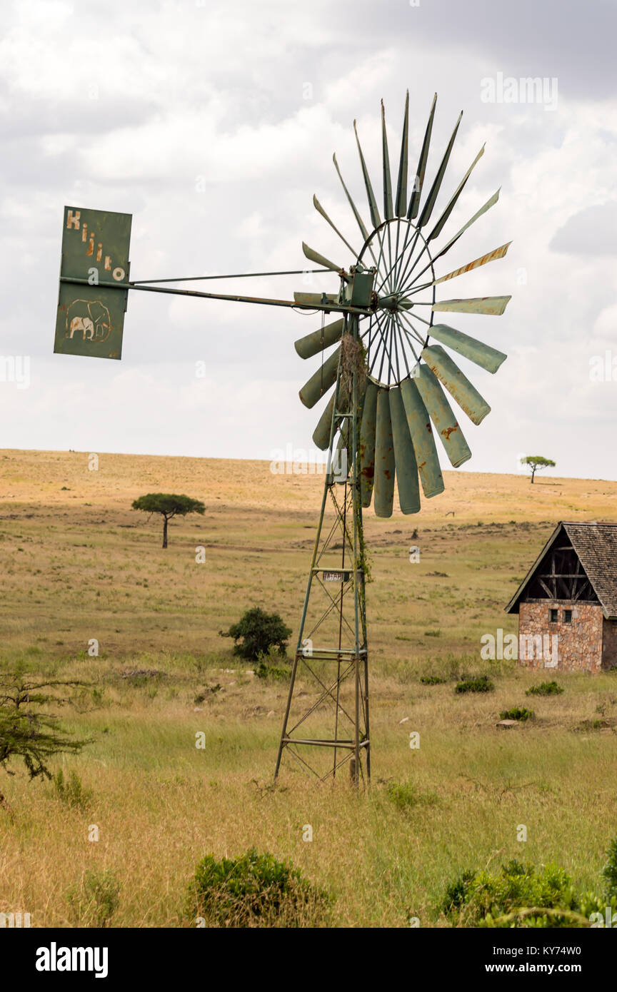Pompe à eau alimenté par une éolienne dans la savane du Parc national — free download